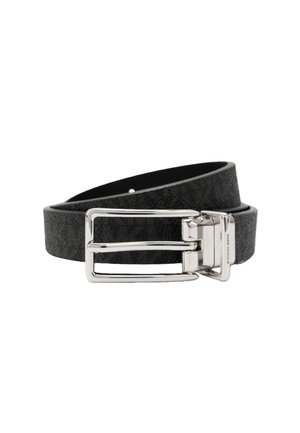 Sort tekstureret læderbælte med blank, sølvfarvet, rektangulær spænde, rullet sammen mod en hvid baggrund.