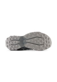 Semelle de chaussure noire avec un fond en caoutchouc gris texturé, présentant un motif de semelle géométrique pour plus de traction. Silhouette élégante avec des bords de soutien.