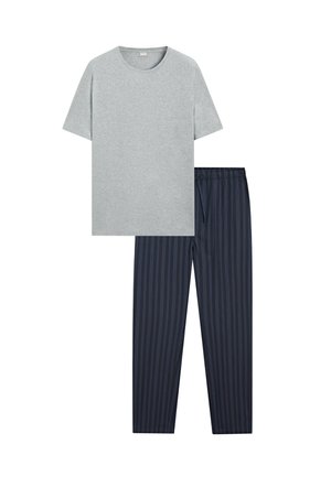 Kurzärmeliges hellgraues T-Shirt kombiniert mit marineblauen Hosen mit elastischem Bund und Nadelstreifen vor weißem Hintergrund.