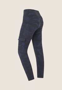 Leggings mimetici blu navy con vita alta, gambe affusolate e una tasca laterale cargo. Realizzati in tessuto elastico con una texture liscia.