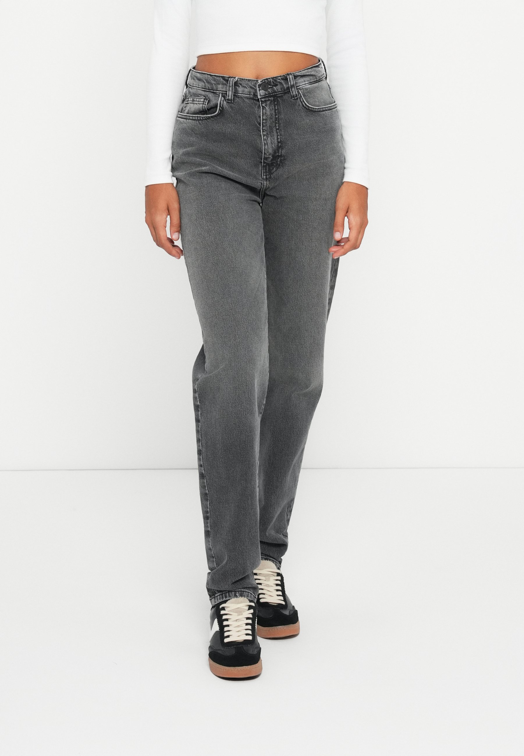 Jean fille coupe regular taille haute délavé gris