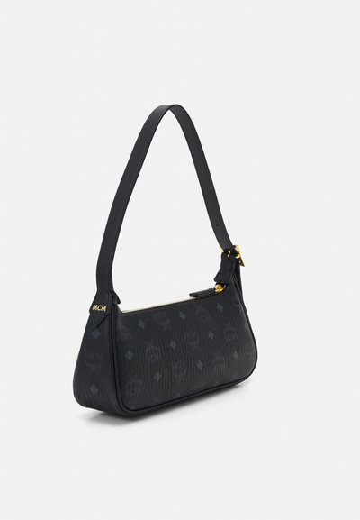 Schwarze Leder-Handtasche mit strukturiertem Finish, versehen mit reliefierten Mustern, geschwungener Silhouette, goldfarbenen Beschlägen und einem Schultergurt.