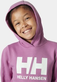 Sudadera púrpura hecha de material suave, con un logo blanco que muestra "HH" y el texto "HELLY HANSEN", y un corte relajado con capucha ajustable.