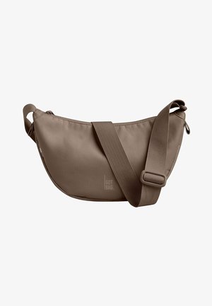 Bruine halvemaanvormige schoudertas met verstelbare brede riem en klein "GOT BAG" logo in het midden aan de voorkant.