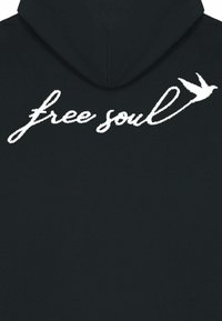 Felpa nera con una texture in tessuto morbido, con il testo "free soul" in bianco corsivo, accompagnato da un design di uccello stilizzato.