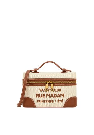 Borsa rettangolare in tela beige con rifiniture in pelle marrone, manico superiore, tracolla, cerniera dorata e testo "Yacht Club Rue Madam Printemps Été".