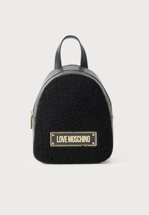 Mustel must seljakott tekstuurse esipaneeliga ja kuldse "LOVE MOSCHINO" logo plaadiga, ülemine käepide ja tõmblukuga sulgus.