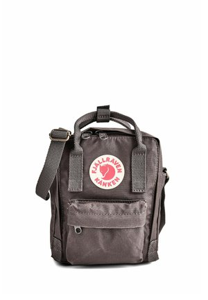 Borsa compatta Fjällräven Kånken grigio scuro con manici superiori, tracolla regolabile, tasca frontale e toppa rotonda con logo rosso.