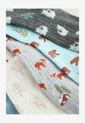 Bunte Socken mit Mustern von Eisbären, Bäumen, Füchsen und Hütten, aus weichem Stoff in verschiedenen Grautönen, Blau und Creme.