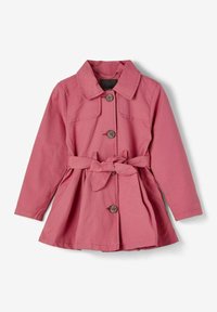 Manteau rose ceinturé avec des manches longues, fermeture à boutons, col et jupe évasée. Fabriqué en tissu lisse avec deux poches avant.