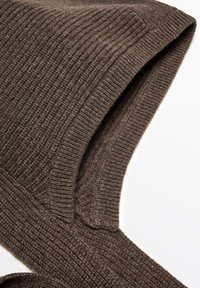 Brun ribbad stickad balaklava med design för öppen ansiktet, som visar detaljerad textur och vikta kanter på en vit bakgrund.