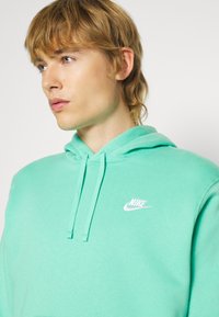 Nike Sportswear SPORTSWEAR CLUB FLEECE - Sweatshirt com capuz - light menta/white