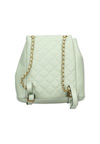 Zaino in ecopelle verde menta trapuntato, con una tracolla in catena dorata, fibbie laterali regolabili e una forma strutturata e arrotondata.
