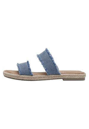 Blauwe denim instapsandalen met twee brede, gehaakte banden, een jute touwzool en een platte rubberen buitenzool, die een casual ontwerp benadrukken.
