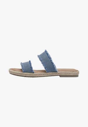 Blauwe denim instapsandalen met twee brede, gehaakte banden, een jute touwzool en een platte rubberen buitenzool, die een casual ontwerp benadrukken.