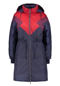 Abrigo largo acolchado con un diseño geométrico en rojo y marino, cintura ajustable con cordón, cierre frontal de cremallera y capucha.