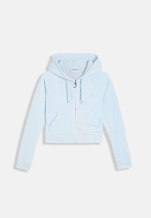 Ljusblå kort hoodie gjord av mjukt tyg, med dragkedja, framfickor och huva med dragsko. Broderad logotyp på bröstet.