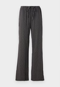 Pantalons de pyjama rayés noir et gris, avec une taille à cordon de serrage, des jambes larges et une texture douce avec des lignes verticales.