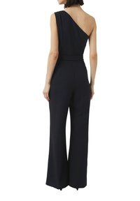 Zwarte one-shoulder jumpsuit met brede pijpen, op maat gemaakte taille en een gladde textuur. Minimalistisch ontwerp, geen zichtbare hardware of patronen.