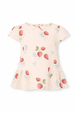 Vestito crema per neonato a maniche corte con stampe di fragole e piccoli fiori blu, scollo rotondo e fiocco sottile sul colletto.