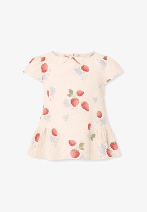 Kremowa sukienka niemowlęca z krótkim rękawem z nadrukiem truskawek i małych niebieskich kwiatków, z okrągłym dekoltem i cienką kokardką przy kołnierzyku.