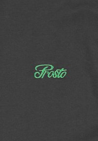 Czarna bawełniana tkanina z zielonym haftowanym tekstem "Prosto" w kursywie, wyśrodkowanym i wyraźnie widocznym.