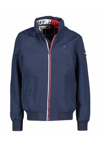 Dunkelblaue, leichte Jacke mit Stehkragen, Reißverschluss, roten und weißen Akzenten sowie elastischen Bündchen und Saum. Mit Logo auf dem Ärmel.