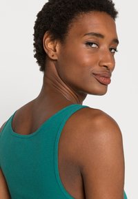 GAP TANK - Top - jade stone