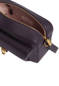 Borsa in pelle di un profondo viola con chiusura a cerniera, hardware dorato e una tasca esterna. Foderata con un interno rosa chiaro.