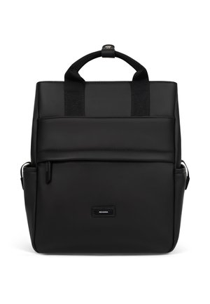 Zwarte leren rugzak met een gestructureerde vorm, verstelbare schouderbanden, handvatten aan de bovenkant en een voorzak met ritssluiting. Bevat minimale hardware en een logo.