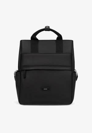 Zwarte leren rugzak met een gestructureerde vorm, verstelbare schouderbanden, handvatten aan de bovenkant en een voorzak met ritssluiting. Bevat minimale hardware en een logo.
