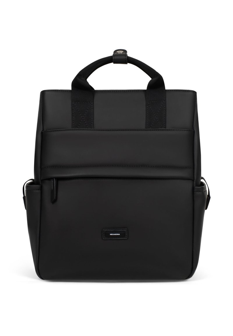 Zwarte leren rugzak met een gestructureerde vorm, verstelbare schouderbanden, handvatten aan de bovenkant en een voorzak met ritssluiting. Bevat minimale hardware en een logo.