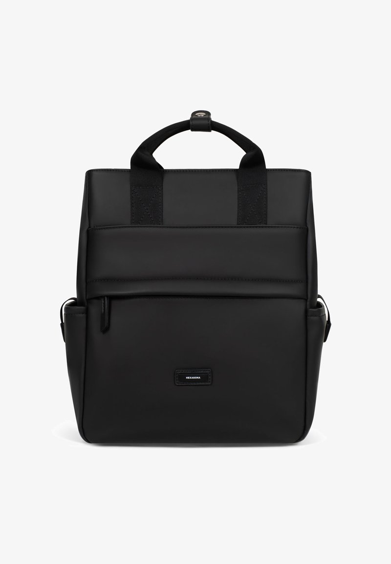 Zaino in pelle nera con una forma strutturata, spallacci regolabili, manici superiori e una tasca frontale con zip. Caratterizzato da una minuteria minimal e da un logo.