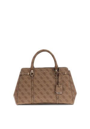 Borsetta marrone Guess con motivo monogramma, doppi manici superiori, dettagli con fibbia e targhetta pendente su sfondo bianco.