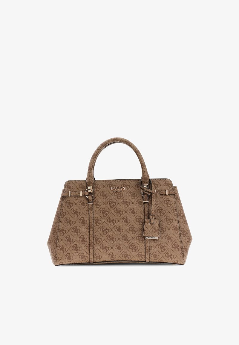 Sac à main marron Guess avec motif monogramme, double poignées supérieures, détails de boucle et une étiquette suspendue sur fond blanc.