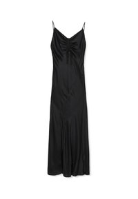 Abito nero in satin con spalline regolabili, dettagli arricciati sul busto e uno spacco laterale. Texture liscia, design alla lunghezza del ginocchio.