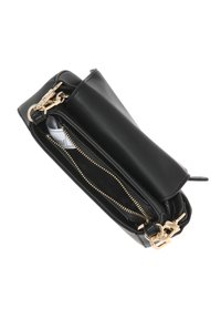Borsa a tracolla nera in pelle con hardware dorato, dotata di un compartimento principale con zip e una chiusura a patta per un accesso sicuro.