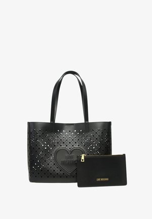 Schwarze Moschino Tote-Bag mit Herz-Ausschnittmuster und passender schwarzer Reißverschlusstasche mit goldenem Reißverschluss und Logo.