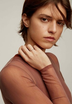 Aristocrazy, Anillo - white