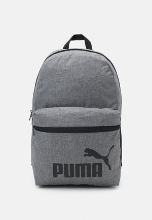 Grå Puma rygsæk med sort logo, front lynlås lomme og top håndtag på hvid baggrund.