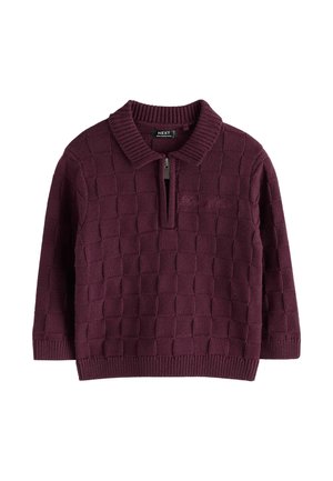 Bordeauxroter Strickpullover mit strukturiertem Karomuster, geripptem Kragen und Bündchen sowie einem halb geöffneten Reißverschluss vorne.