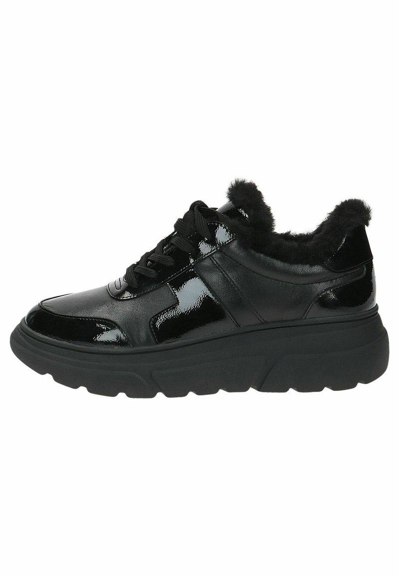 Sneaker nera in vernice con foderatura in pelliccia, suola in gomma spessa e lacci neri. Presenta una forma affusolata e texture contrastanti.