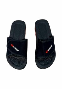 Infradito nere con suola in gomma testurizzata e tomaia in tessuto. Caratterizzate da una punta arrotondata e un evidente logo rosso "Superga" sulla cinghia.