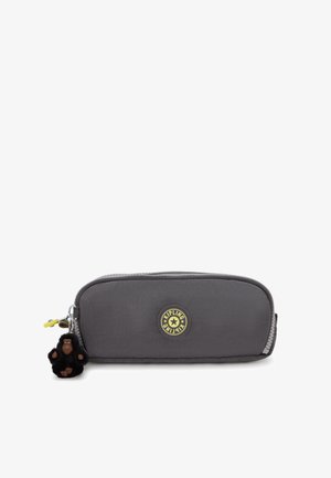 Grå penalhus lavet af slidstærkt stof. Har et rundt Kipling-logo og en lille sort gorilla-nøgleknap hængende. Lynlås lukning.