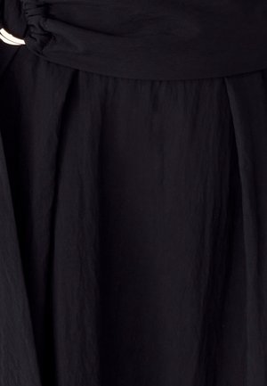 Un vestido negro que presenta una tela texturizada con una cintura ajustada y detalle metálico. El diseño es fluido y llega hasta la rodilla.