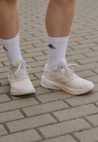 adidas Performance SUPERNOVA STRIDE - Zapatillas running asfalto - putty mauve/zero metallic/spark