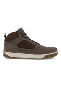 Sneaker alte marroni con una combinazione di materiali lisci e testurizzati, dotati di una suola bianca e dettagli marroni in rilievo.