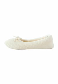 Ballerines crème avec une texture côtelée, bout arrondi et un accent en nœud en tissu à l'avant. Matériau doux pour le confort.