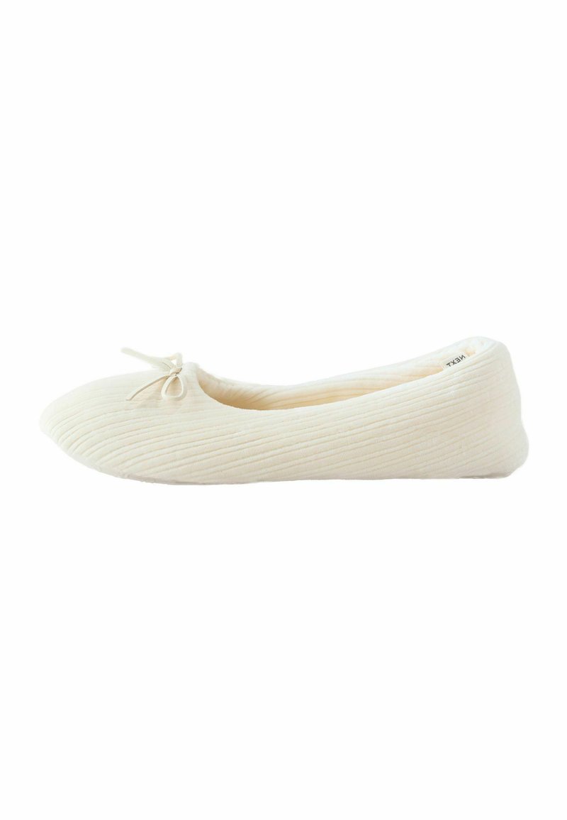 Ballerines crème avec une texture côtelée, bout arrondi et un accent en nœud en tissu à l'avant. Matériau doux pour le confort.