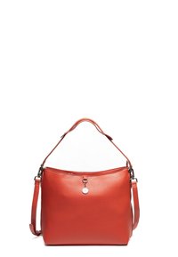 Rød læder skuldertaske med en tekstureret overflade, justerbar skulderstrop og en dekorativ metalcharme på forsiden. Blød, rund facon.